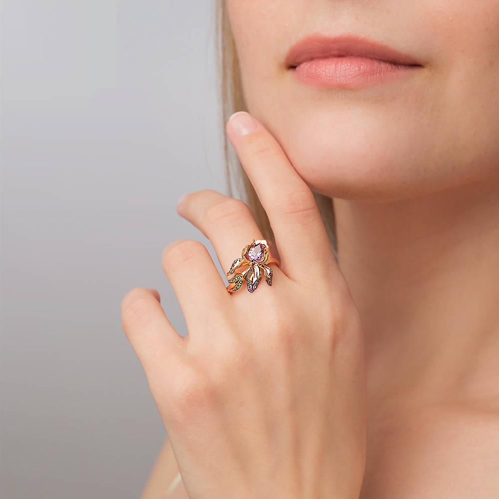 Кольцо «Ирис» из красного золота с аметистами, хромдиопсидами и эмалью 01-5427-00-709-1110-57