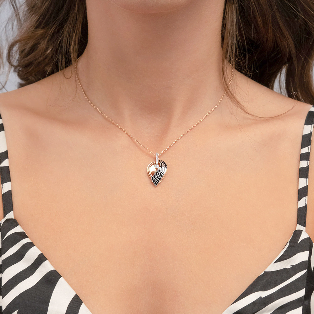 Подвеска с принтом «Зебра» из комбинированного золота с фианитами и эмалью 03-3444-00-401-1111