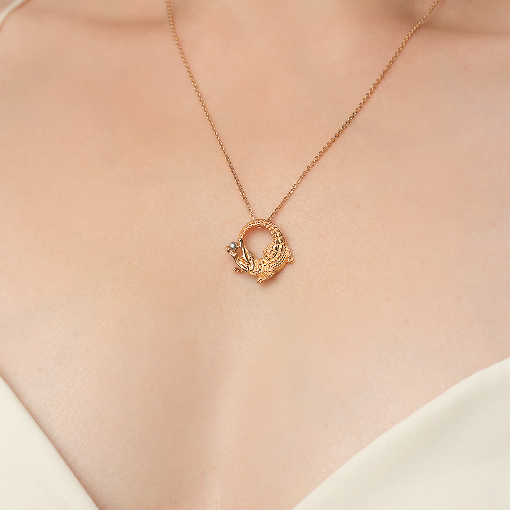 Подвеска «Крокодил» из комбинированного золота 03-3043-00-000-1111-64