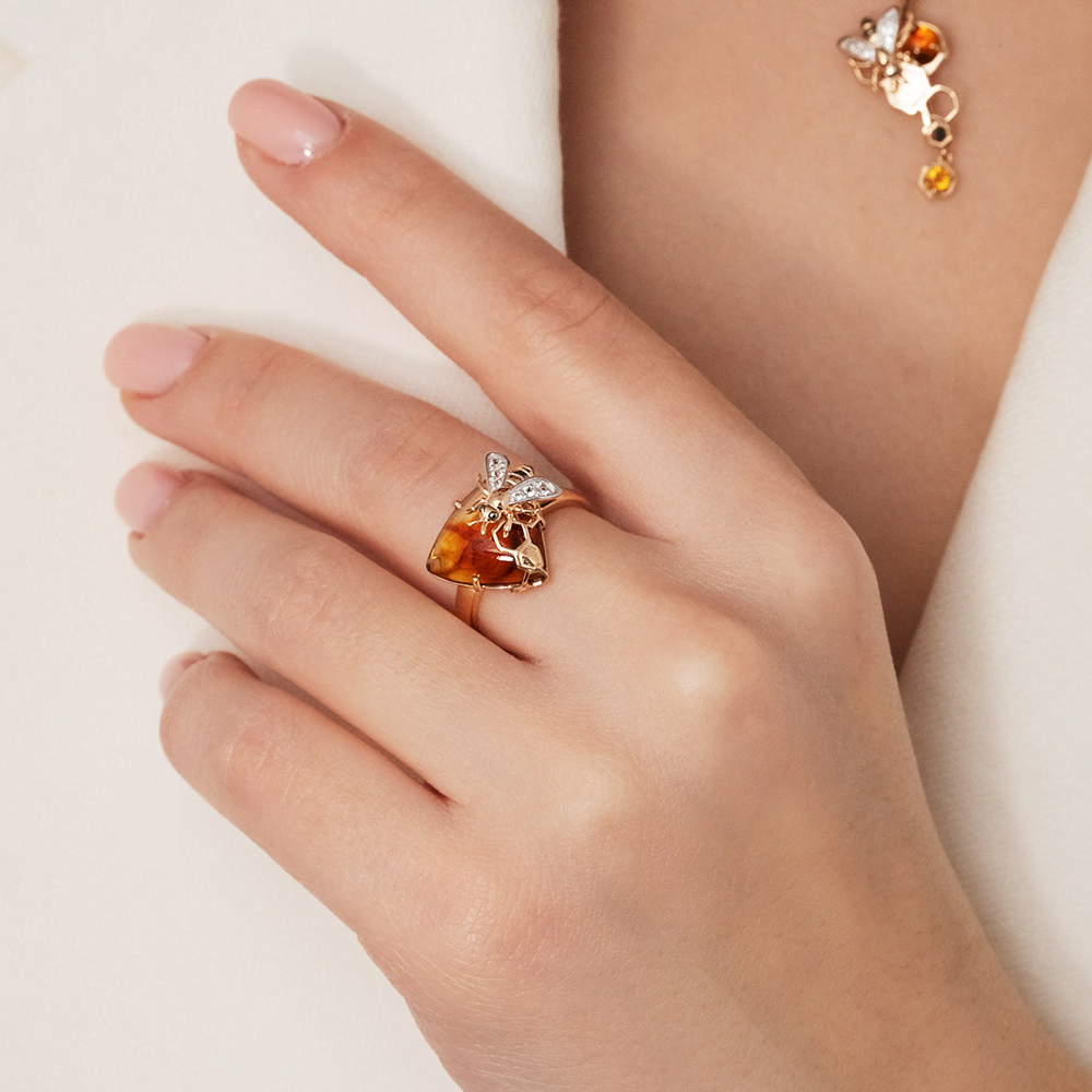 Кольцо «Пчела на сотах» из красного золота с янтарём и натуральными топазами white 01-5456-00-733-1110