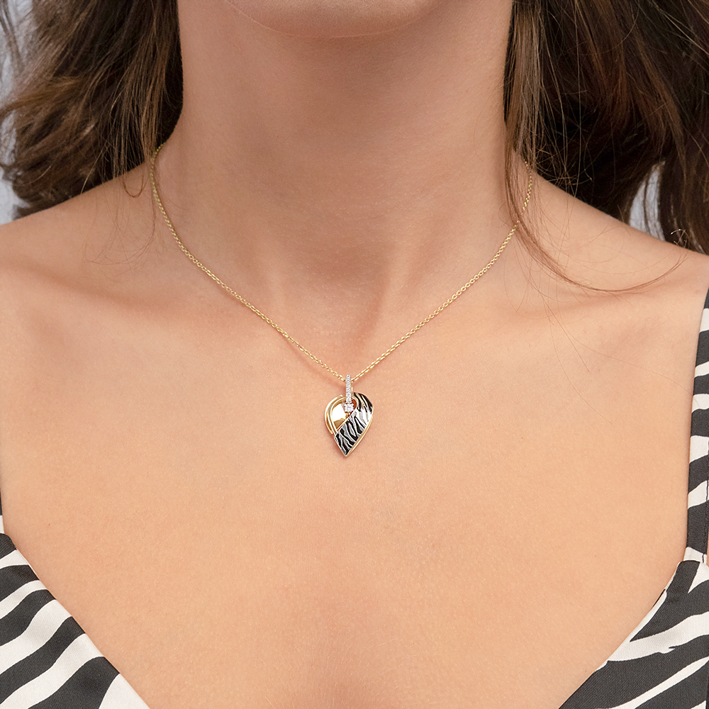 Подвеска с принтом «Зебра» из комбинированного золота с фианитами и эмалью 03-3444-00-401-1121