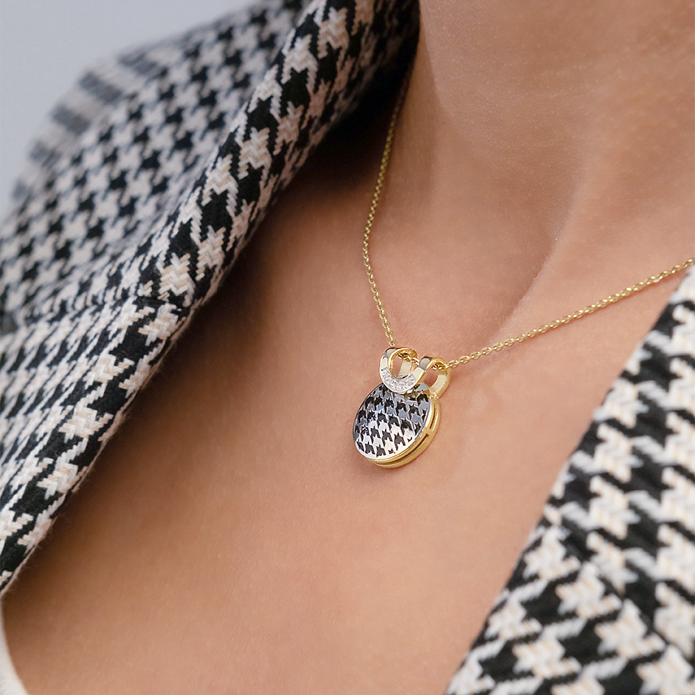 Подвеска с принтом «Гусиная лапка» из комбинированного золота с фианитами и эмалью 03-3446-00-401-1121