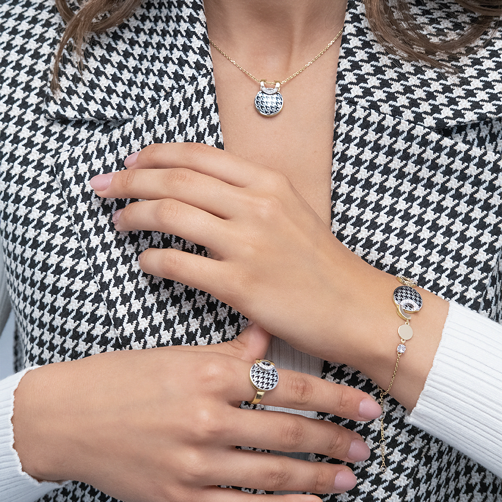 Подвеска с принтом «Гусиная лапка» из комбинированного золота с фианитами и эмалью 03-3446-00-401-1121