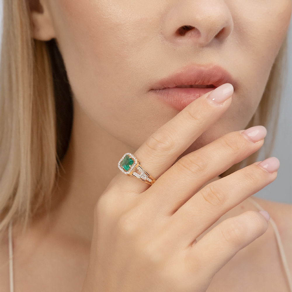 Кольцо из красного золота с изумрудом и бриллиантами 01-1321-00-106-1110-30