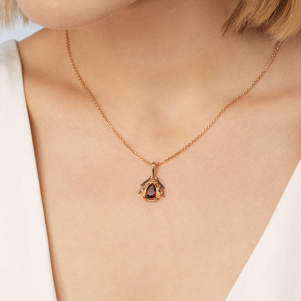 Подвеска «Божья коровка» из красного золота с гранатами 03-3142-00-204-1110-57