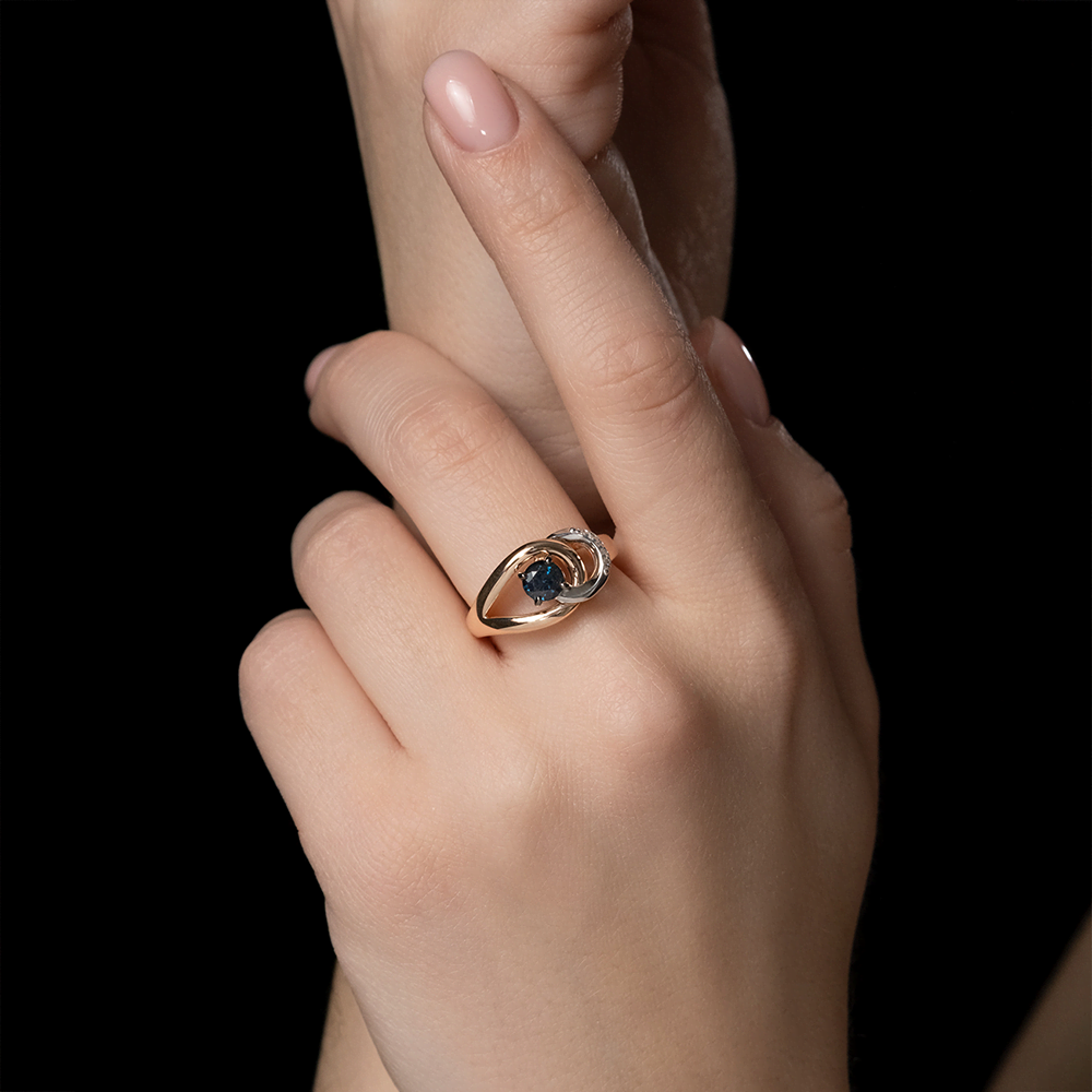 Кольцо из комбинированного золота с сапфиром и бриллиантами 01-5722-00-105-1111