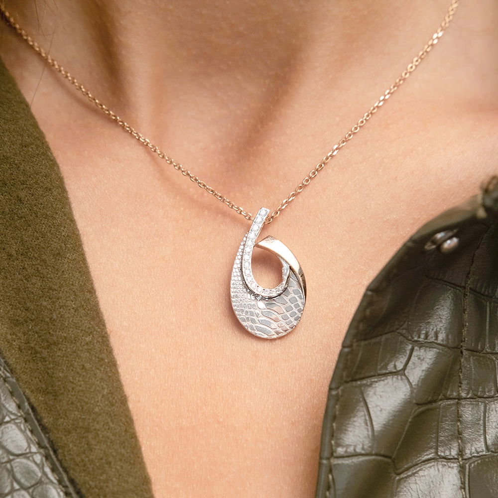 Подвеска с принтом «Питон» из комбинированного золота с фианитами 03-3445-00-401-1111