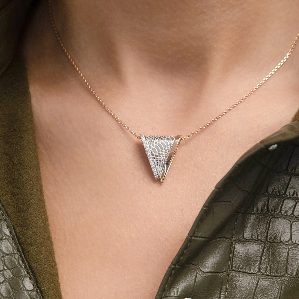 Подвеска с принтом «Питон» из комбинированного золота с фианитами 03-3443-00-401-1111