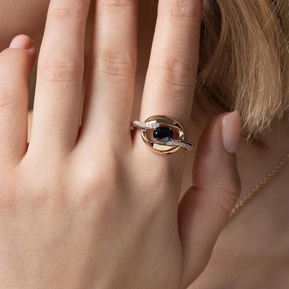 Кольцо из комбинированного золота с сапфиром и бриллиантами 01-5726-00-105-1111