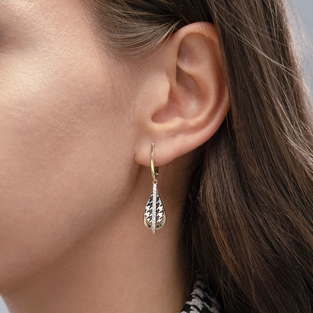 Серьги с принтом «Гусиная лапка» из комбинированного золота с фианитами и эмалью 02-5203-00-401-1121