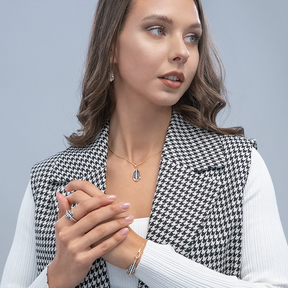 Серьги с принтом «Гусиная лапка» из комбинированного золота с фианитами и эмалью 02-5203-00-401-1121