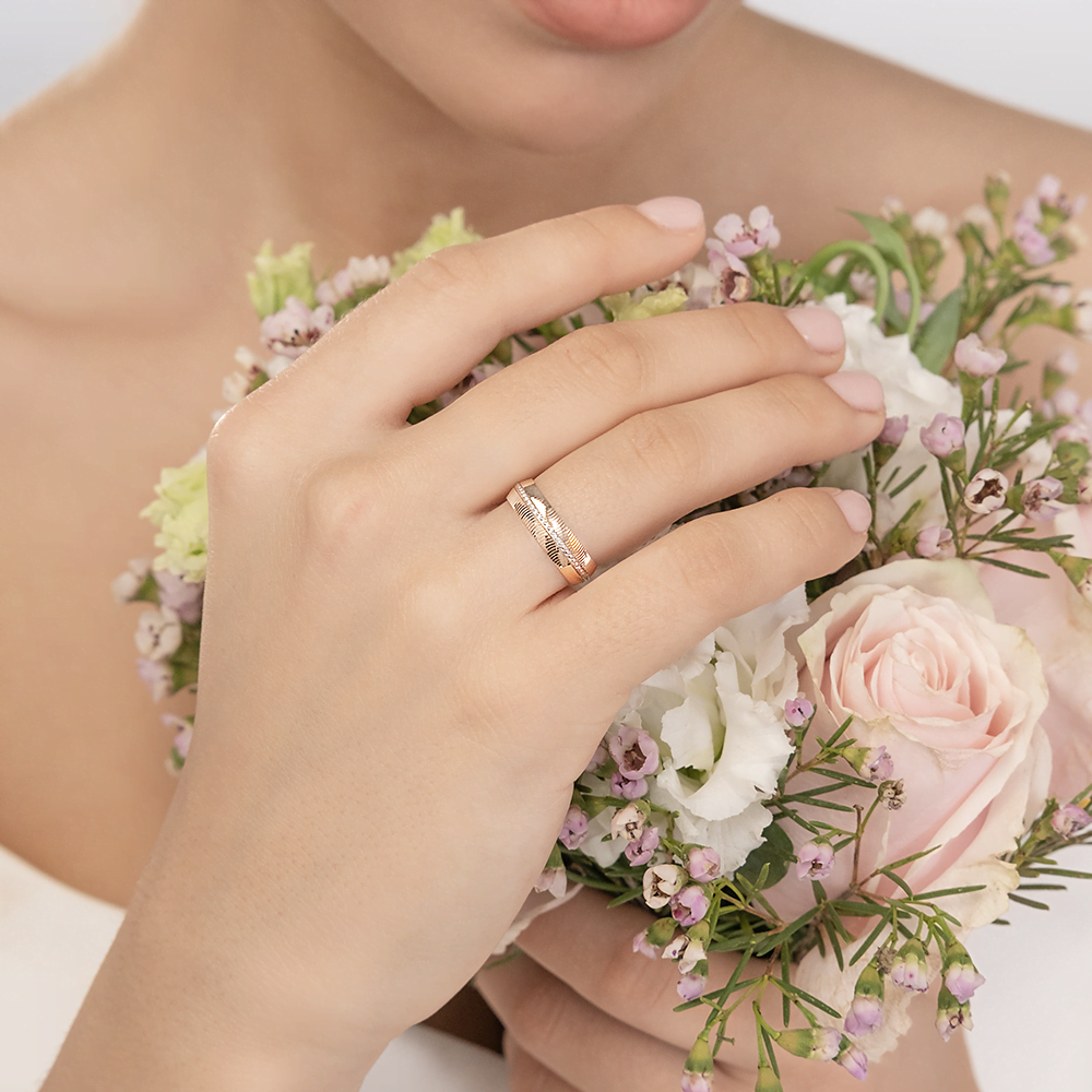 Обручальное кольцо из комбинированного золота с алмазной гранью 01-4843-00-000-1111