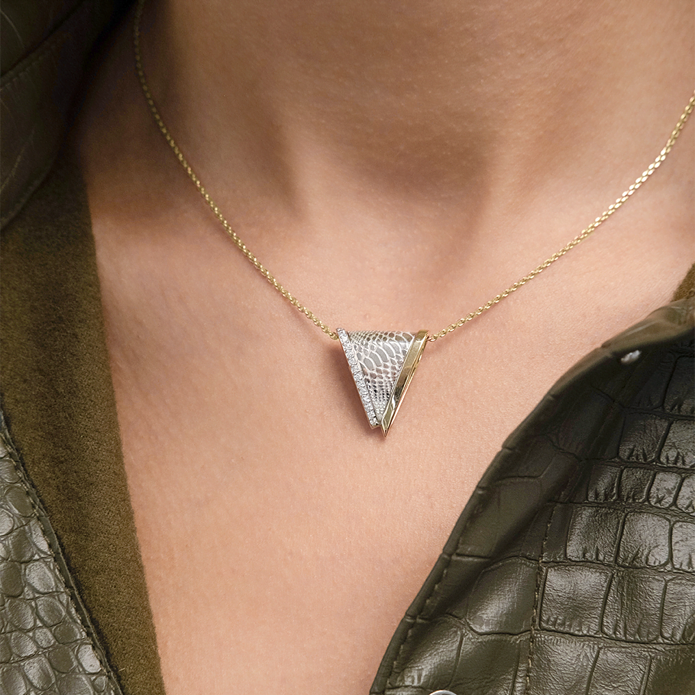 Подвеска с принтом «Питон» из комбинированного золота с фианитами 03-3443-00-401-1121