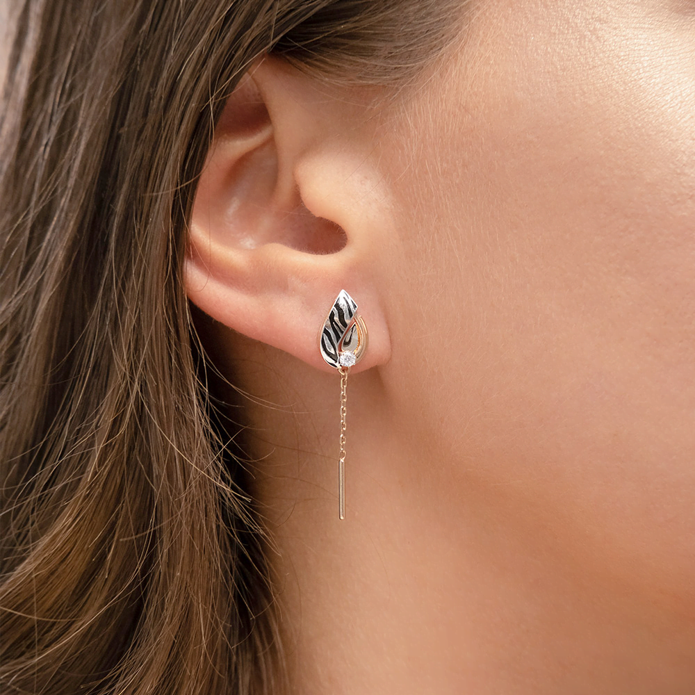 Серьги с принтом «Зебра» из комбинированного золота с фианитом и эмалью 02-5195-00-401-1111