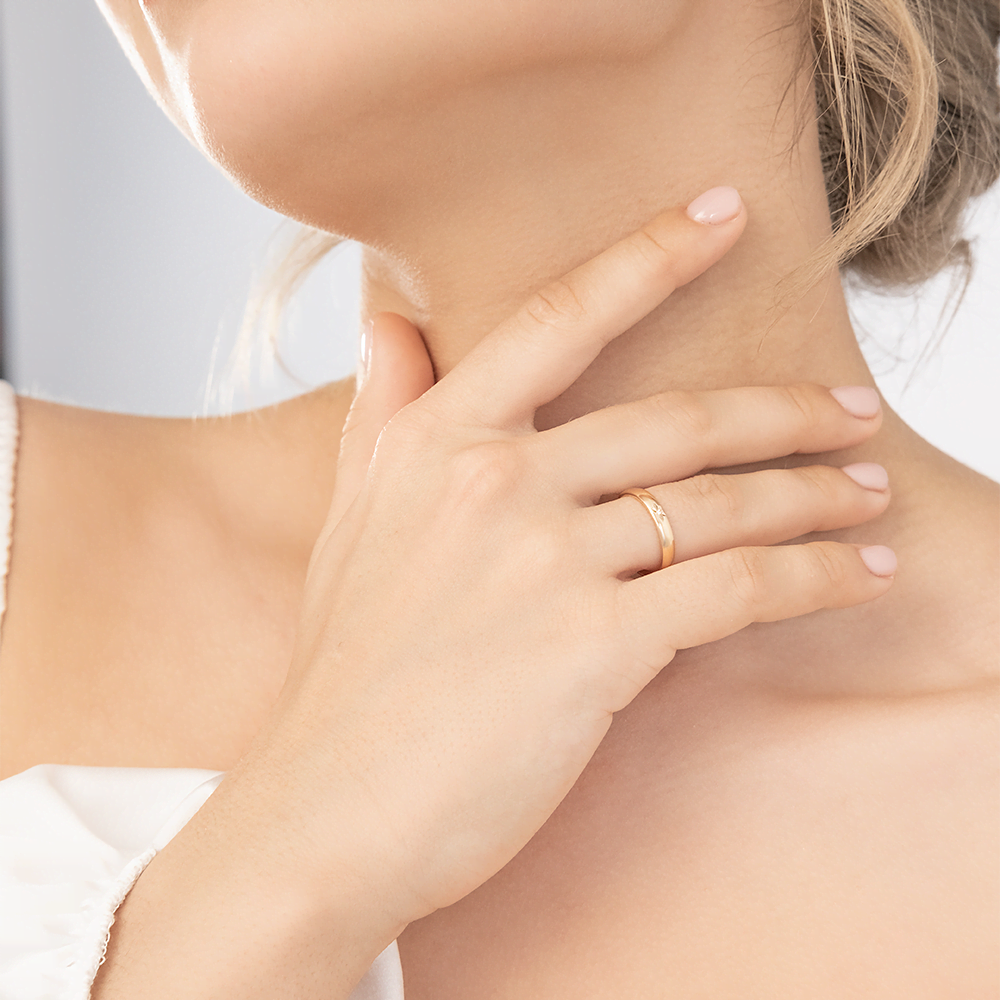 Обручальное кольцо из красного золота с бриллиантом 01-0021-00-101-1110-30