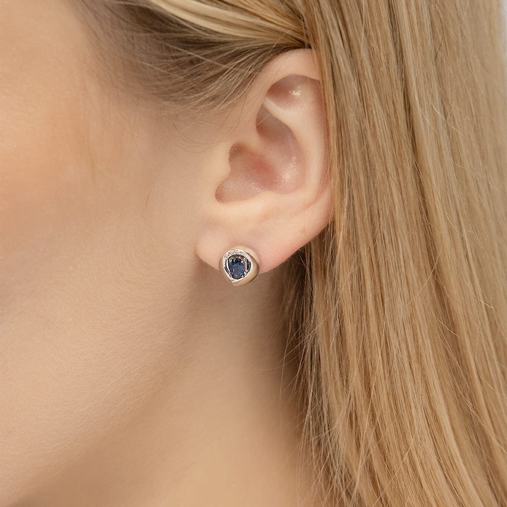 Серьги-пусеты из комбинированного золота с сапфиром и бриллиантами 02-5245-00-105-1111