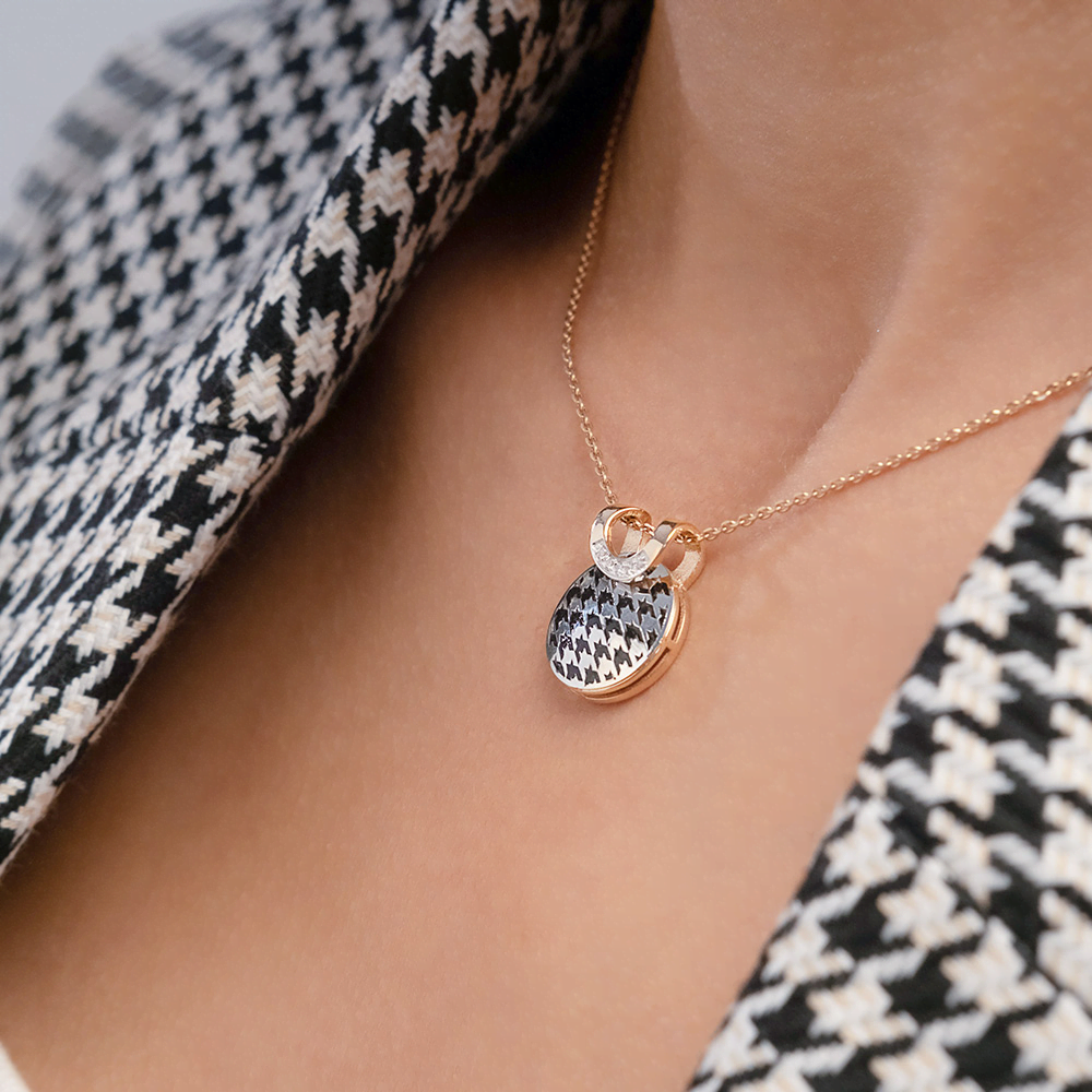 Подвеска с принтом «Гусиная лапка» из комбинированного золота с фианитами и эмалью 03-3446-00-401-1111